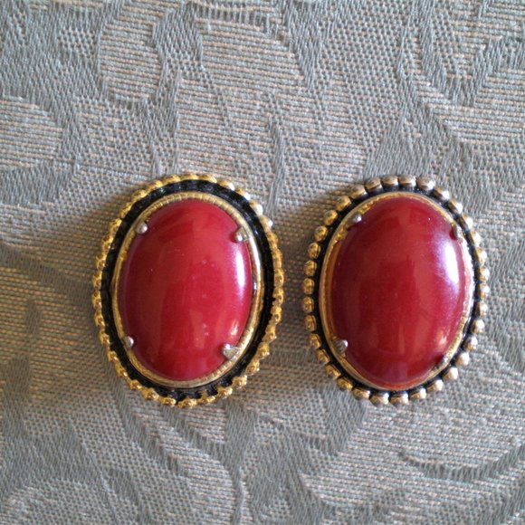 Vintage RED AGATE Clip Earrings Antiqued Gold tone Setting 4-Prong set - Picture 3 of 5